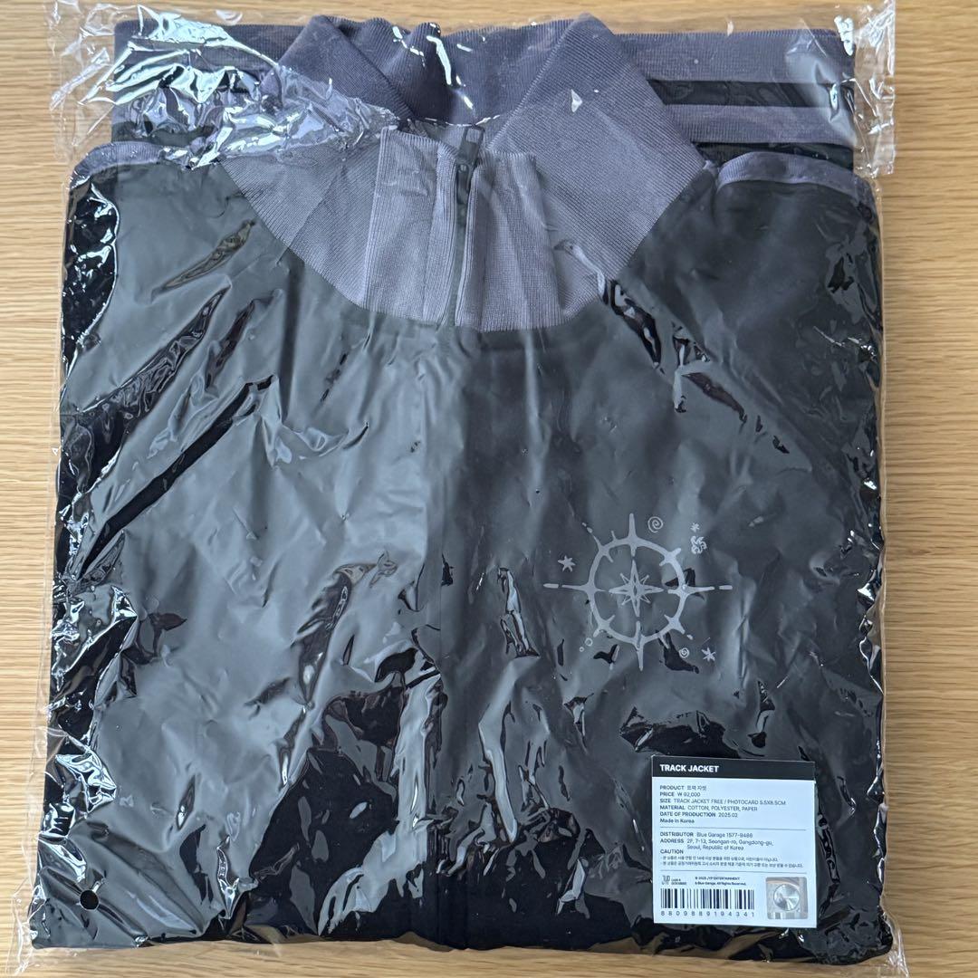 

[Б/У] Stray Kids 5 clock Трековая куртка (Нет Коллекционной Карты)