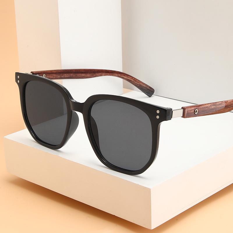 Unisex Sunglasses with High-End Vibe: Wood Grain Legs, Metal Studs, Square Frame—Stylish Sun Protection for Round Faces.