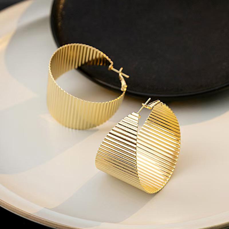 Геометрические круглые серьги с широкими полосами и волнистым узором для женщин 5229