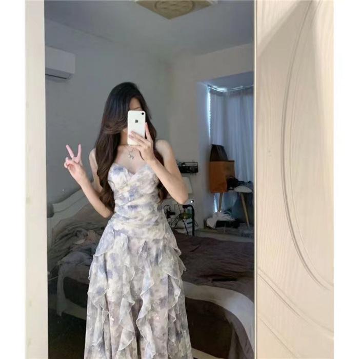 

Женское летнее цветочное платье на бретелях - V-образный вырез, подчеркивающий талию сказочный стиль, милое и модное M синий