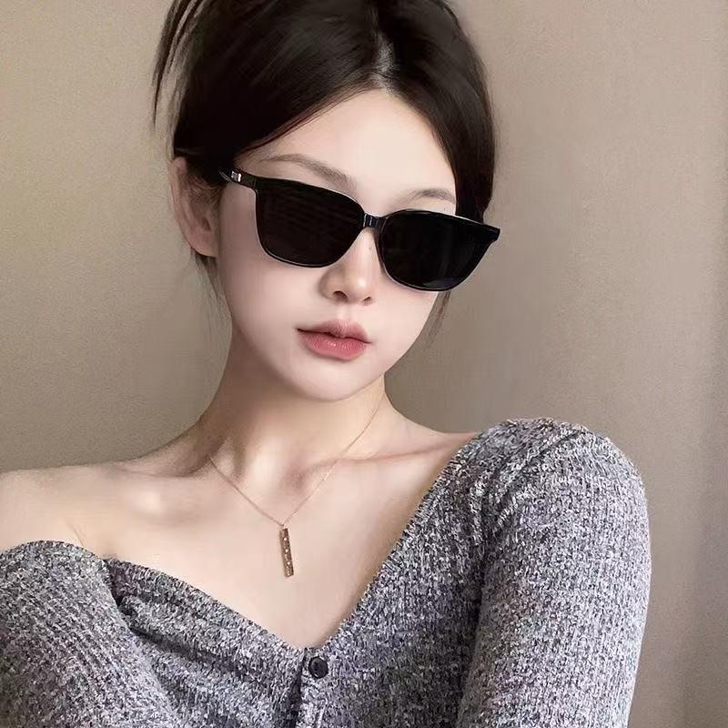 2026 Trendy UV Protection Sunglasses for Men & Women – Slimming Big Face Design