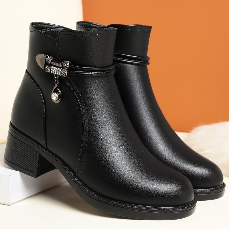 Autumn and Winter New Short Boots Women's Soft Leather Soft Soles Comfortable Boots Velvet Leather Shoes    and Elderly Short Cotton Shoes