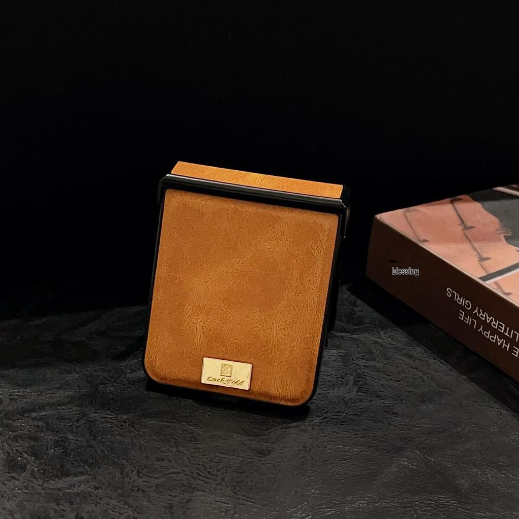 Samsung Z Flip7 Retro Crazy Horse Grain Magnetic Phone Case, Compatible with Flip6/5, Three-Section Nameplate Style.