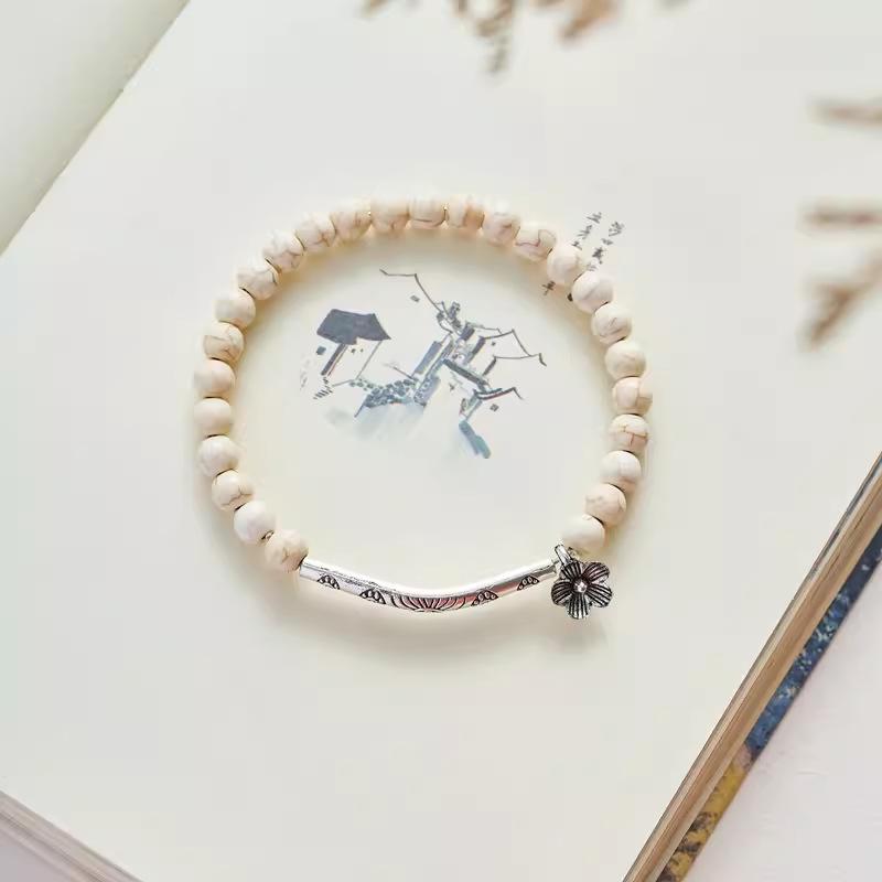 

Sweet Ceramic Beaded Bracelet with Small Flower for Girls - Simple and Stylish Accessory