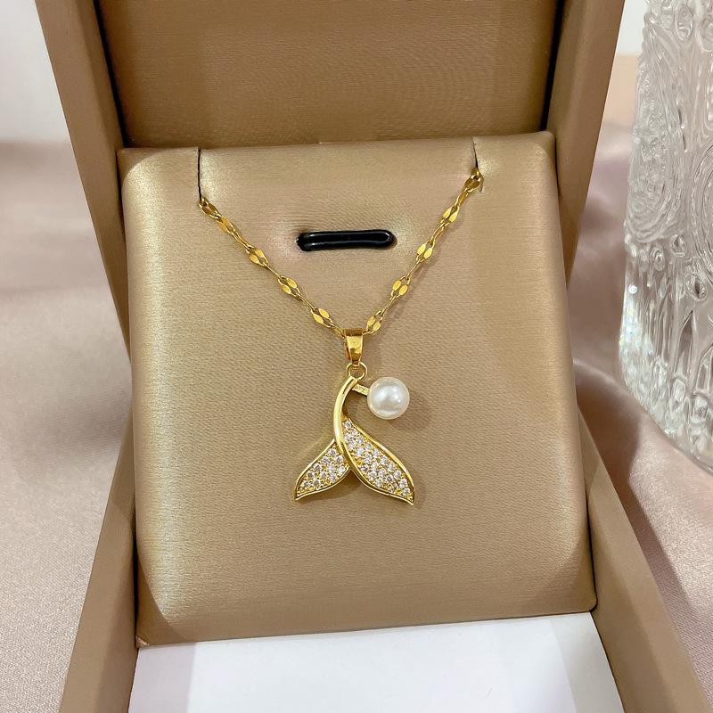 **Lively Women's Necklace: Titanium Steel & Gold-Plated Copper Clavicle Chain**