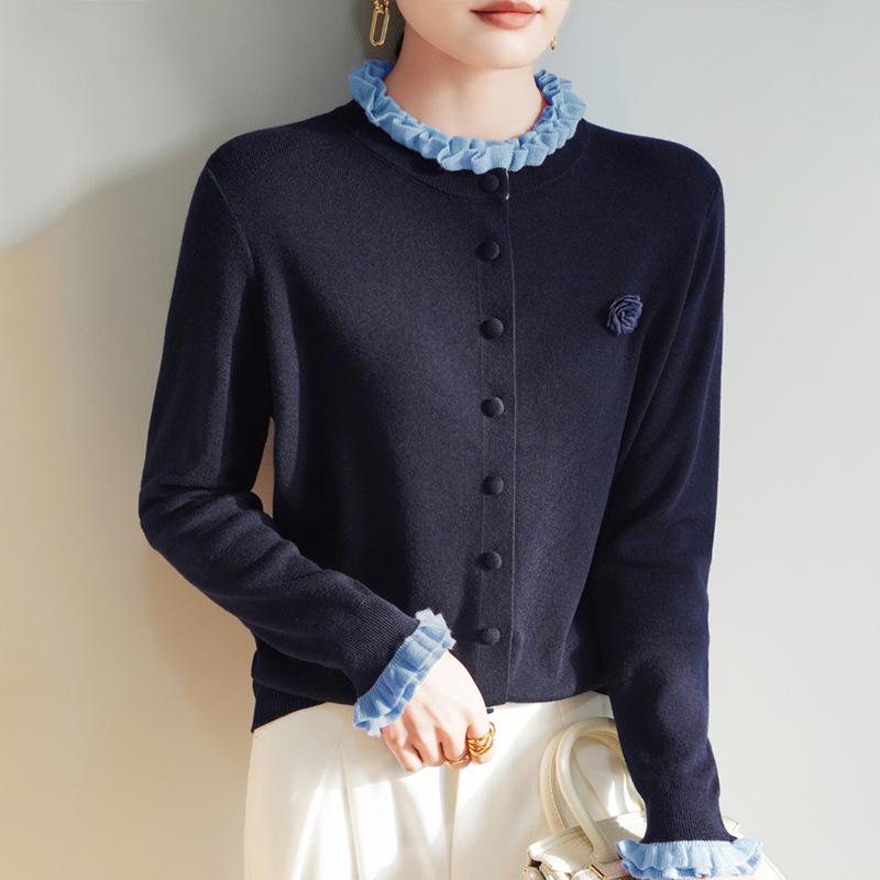 Damen-Cardigan aus gerippter Merinowolle mit Muschelkanten und Rosenstickerei Herbst/Winter 2025