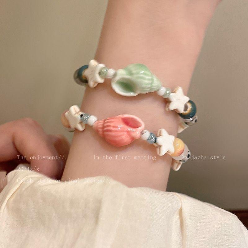 Summer Vacation Style Sea Shell Star-shaped Ceramic Beaded Bracelet for Women, A Small and Exclusive Exquisite Accessory.