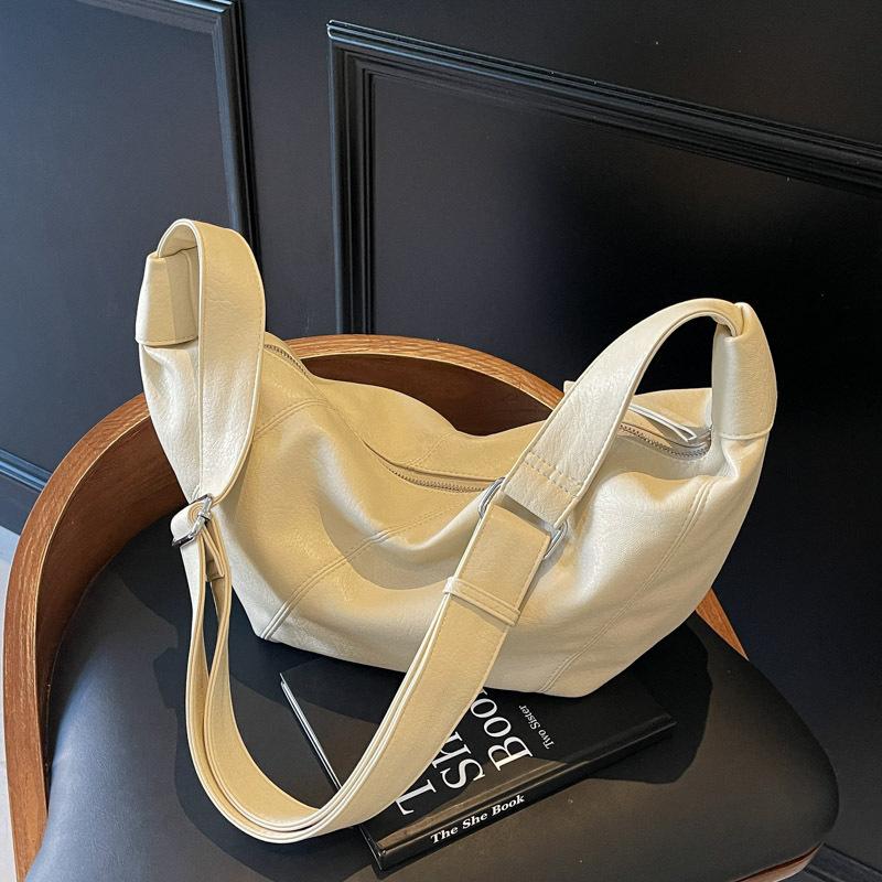 Niche retro lazy wind messenger bag women's winter new versatile simple commuter shoulder dumpling bag