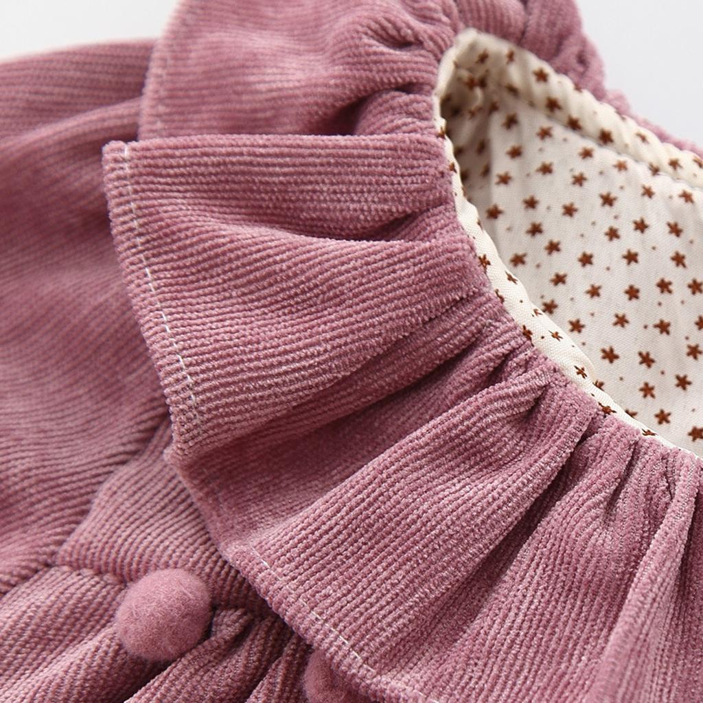 Säuglings- und Kleinkindmädchen im ausländischen Stil, niedliches, langärmliges Kleid mit Nähten + modische Tasche