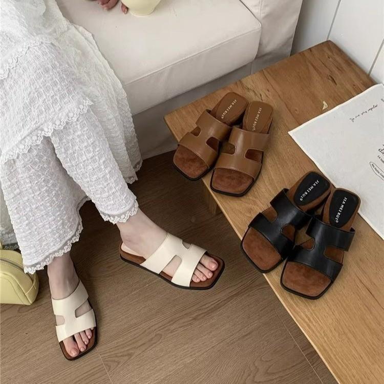 Design sense niche wedge heel slippers women's summer wear 2025 new high-end cool slippers vacation beach shoes