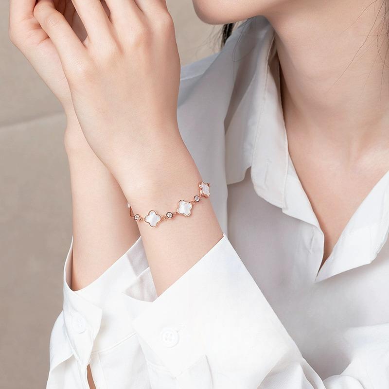 Four-leaf Clover Bracelet Girls Niche Design High-end Light Luxury Niche Exquisite Decoration Birthday Gift