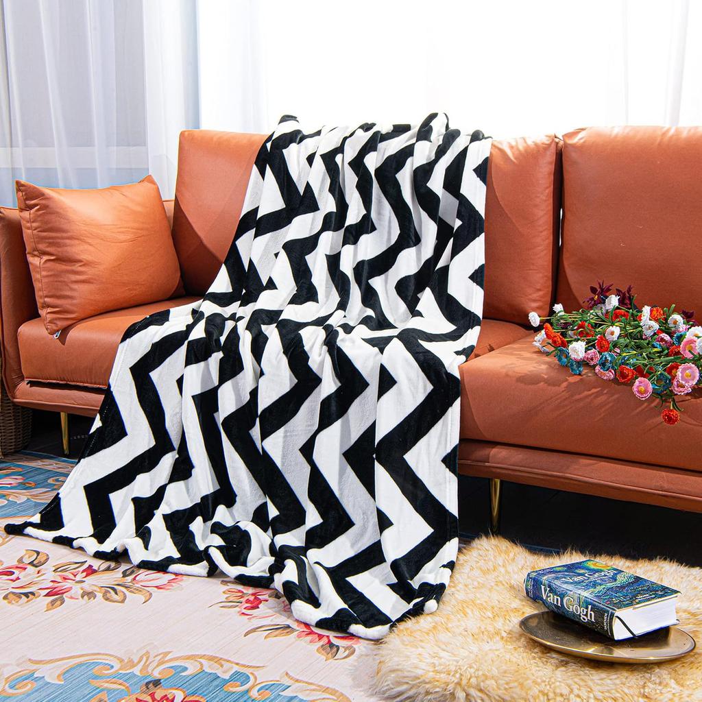 Simple Black And White Striped Blanket Corrugated Household Blanket Sofa Blanket Nap Air Conditioner Blanket Flannel Blanket