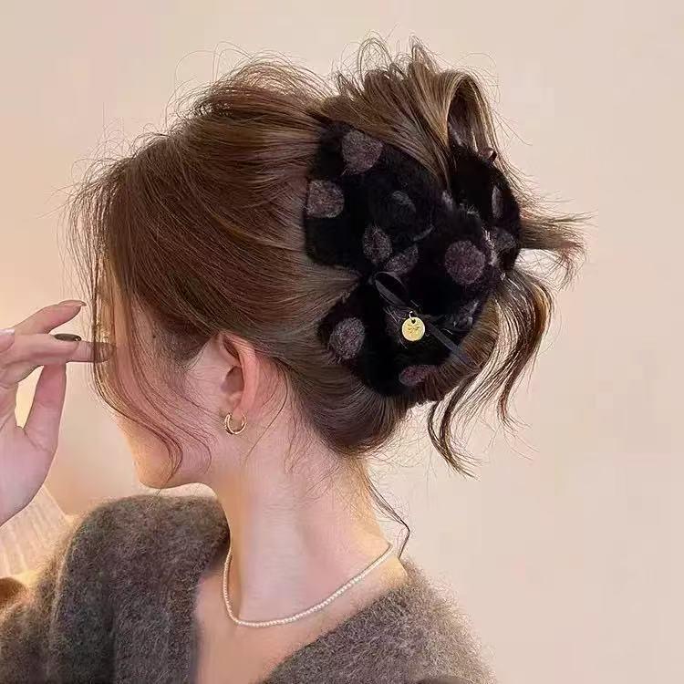

Polka Dot Milk Coffee Mousse Triangle Claw Clip - Women s Large Plush Shark Hair Accessory for Autumn/Winter 2025