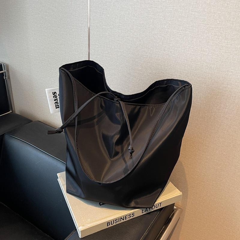 Minimalist Lazy Wind Tote Shoulder Bag Women'S Large Capacity Underarm Bag Student Class Bucket Bag Retro Shopping Bag