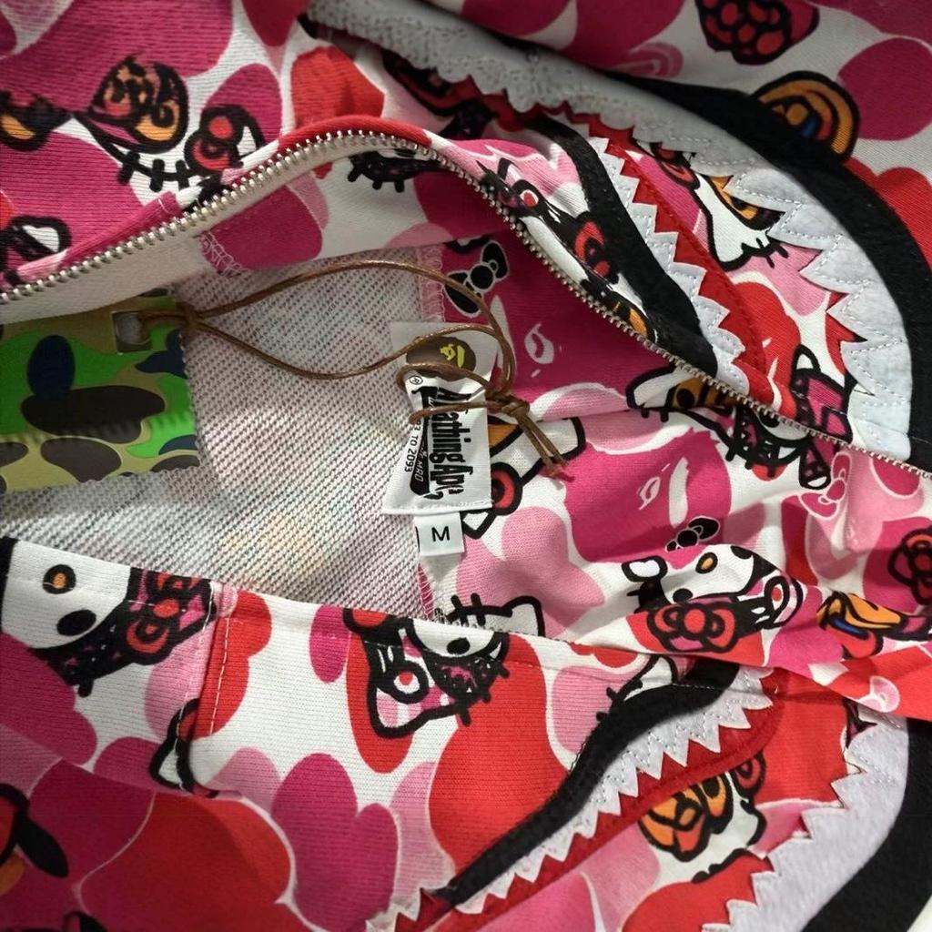 Herren- und Damen-Kapuzenjacke mit lässigem lockeren Schnitt und Hai-Hello-Kitty-Print