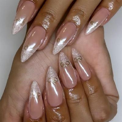 24 Stück Französische Spitze Press-On Nägel Mandelform Falsche Nägel mit Schleifen und Schimmernder Spitze Stilvolle Stick-On Nägel Geschenk für Frauen