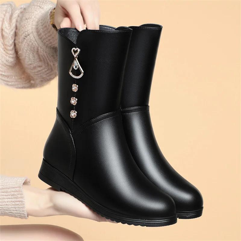 Inverno Couro Macio Conforto Quente Botas de Cano Médio para Mulheres Metal Decorativo Sapatos de Algodão Mães Pelúcia Flats Botas de Neve