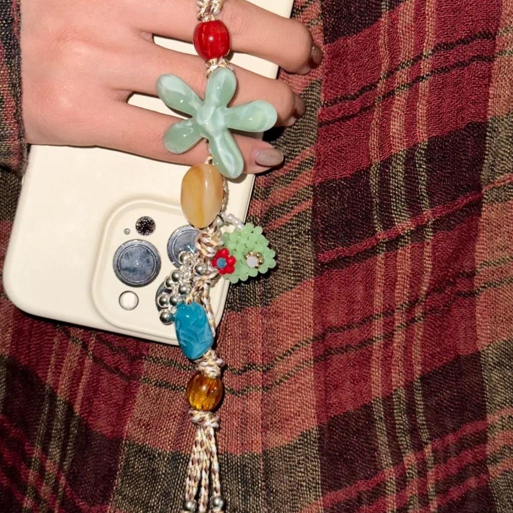 Vibrant Resin Flower Bead Keychain Phone Lanyard with Retro Charm Hanging Accessory for Phone Bag Gift Idea