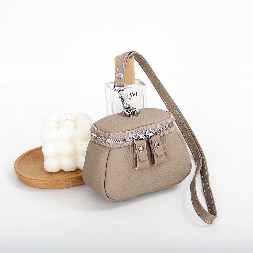 

Ladies Genuine Leather Cosmetic Bag Fashion Cosmetic Case Makeup Bag Women Clutch Mini Toiletry Bag Cosmetic Pouch with Lanyard світло-сірого кольору