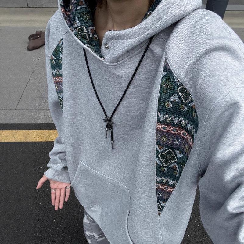 Pánský trendy svetr s kapucí, designový smysl, etnický styl, prošívaný rolák