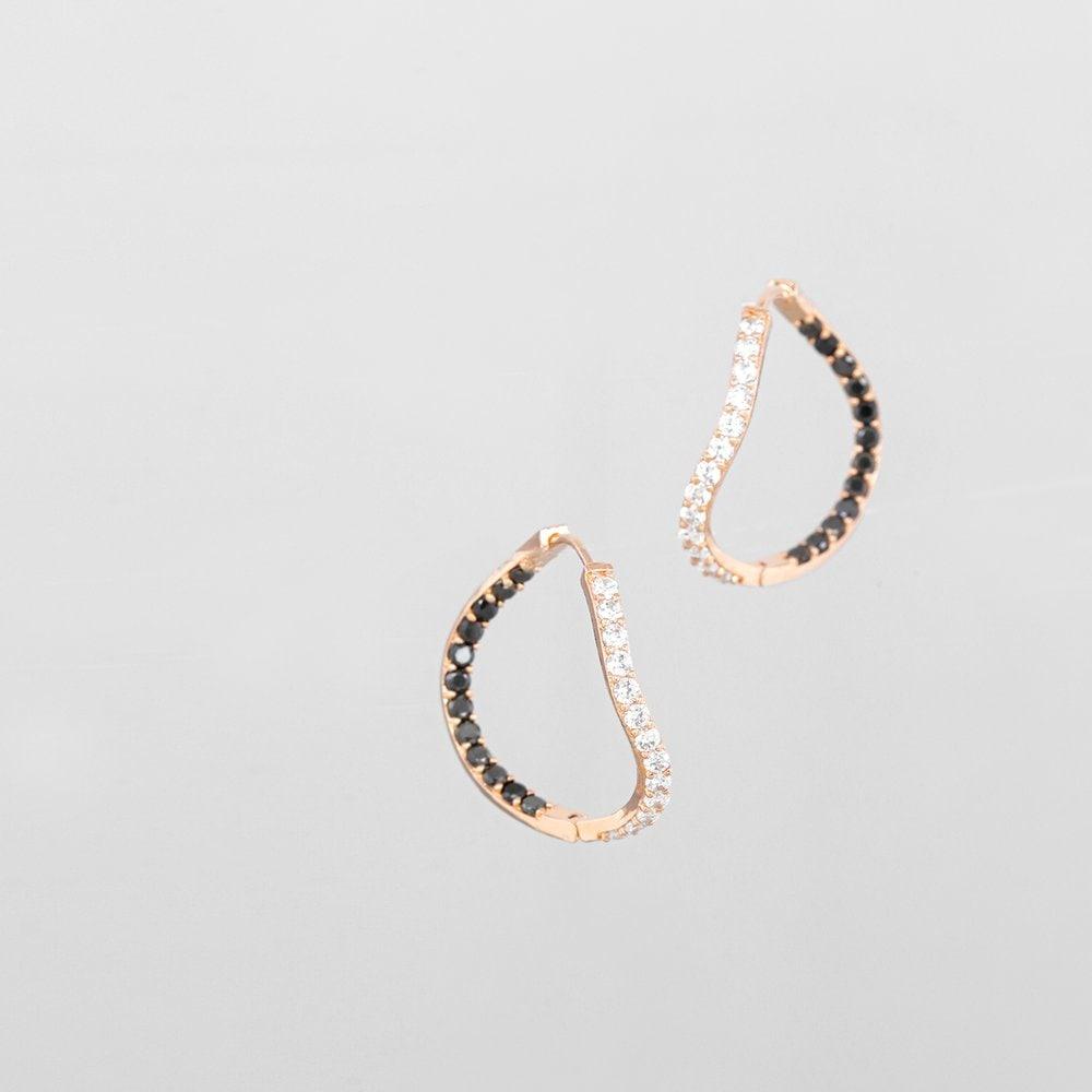 

[Judy And Paul] Azuh Wave Black and White Crystal Hoop Earrings E51691