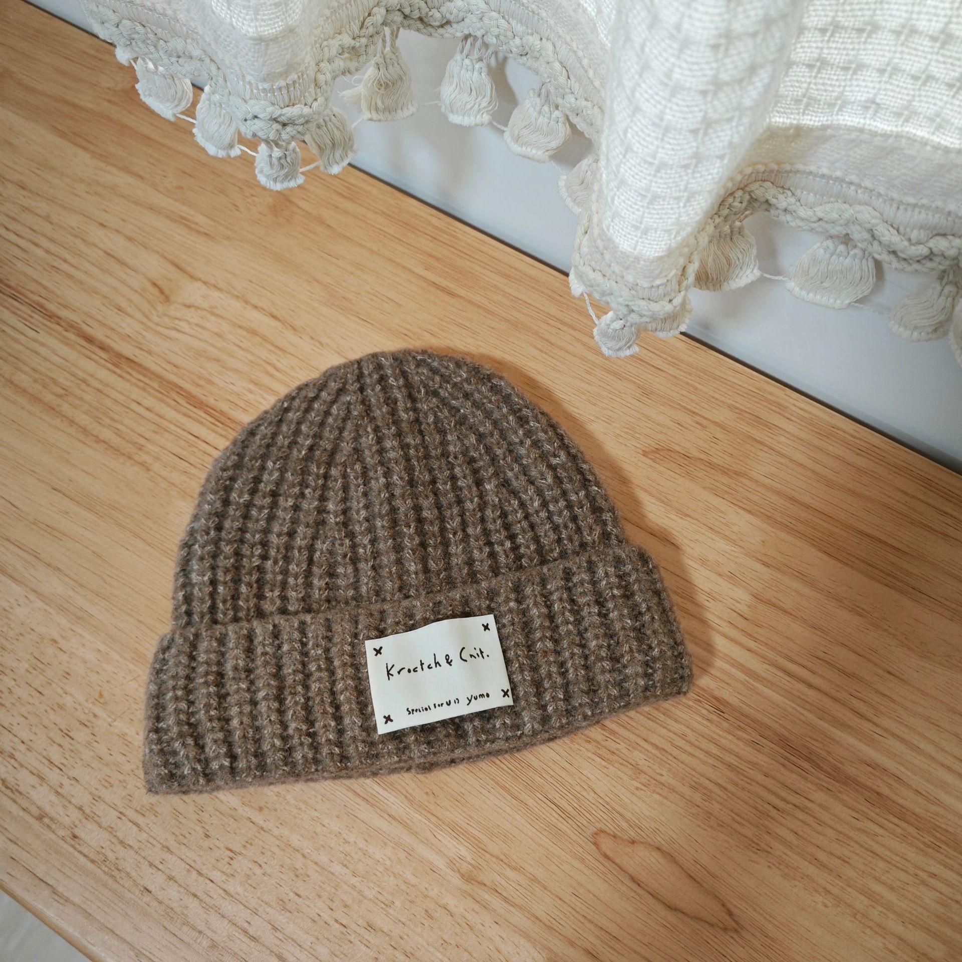 

2025 новая осенне-зимняя шапка с нашивкой в виде алфавита, большая окружность головы, утолщенные защитные наушники, теплая шерстяная шапка, холодная шапка M（56-58cm）