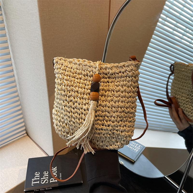 

Повседневная сумка-мессенджер из соломы, плетеная, новая, с бахромой из деревянных бусин, на плечо, плетеная, пляжная сумка для отпуска на море, женская маленькая квадратная сумка