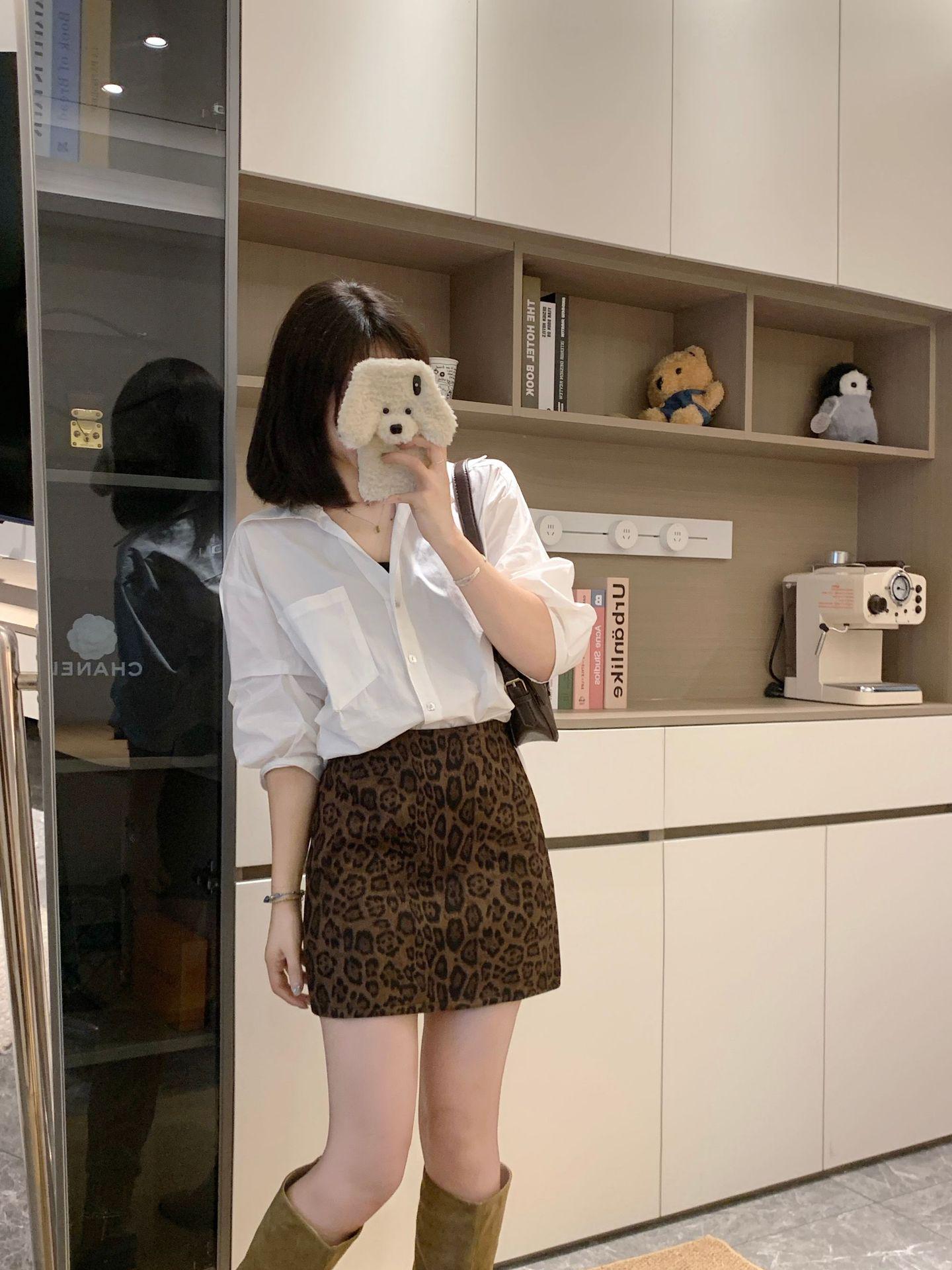 

Plus Size Faux Suede High-Waisted A-Line Mini Skirt - Warm and Hip-Hugging for Autumn/Winter. L (for 100-120 jin)