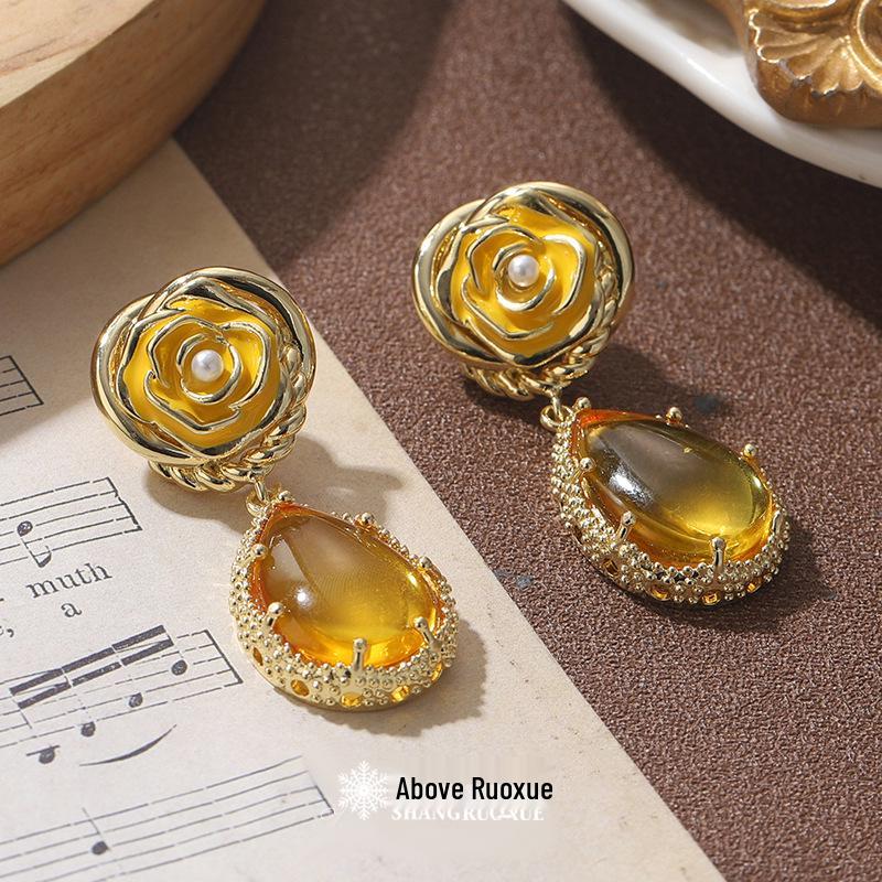 

Vintage Chinese-Style Green Glass Earrings - Gold-Plated Copper with Floral Design