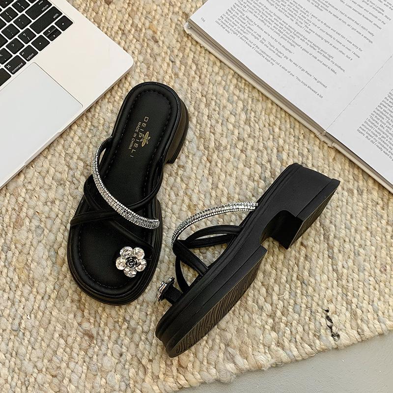Set of toe crossed cool slippers female 2025 summer new fairy style versatile retro casual fashion soft bottom mop