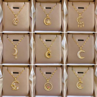 Collana con ciondolo a forma di luna in acciaio al titanio: Elegante design con micro-pavé di diamanti, scintillante e alla moda per le donne.