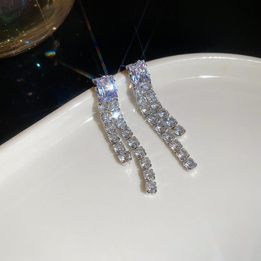 Элегантное геометрическое ожерелье-свитер с кисточками и цирконами