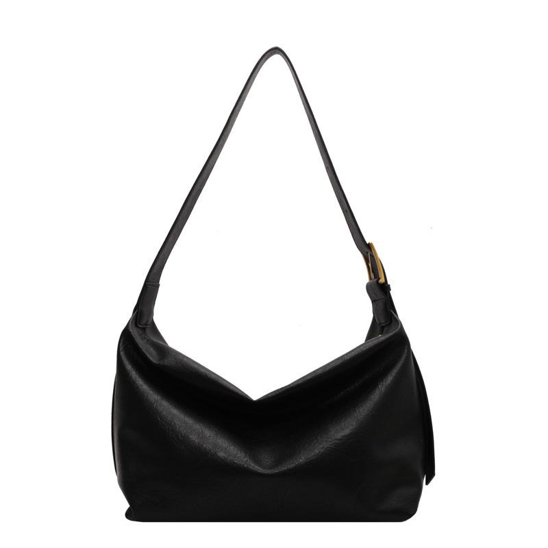 Velká crossbody taška z měkké kůže v minimalistickém stylu, na jedno rameno a pod paži