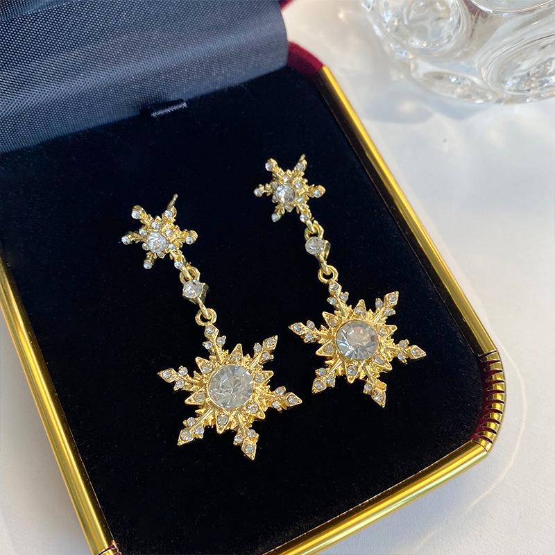 Exquisite Snowflake Stud Earrings - High-End, Unique Fashion for Women, Perfect for Autumn & Winter
