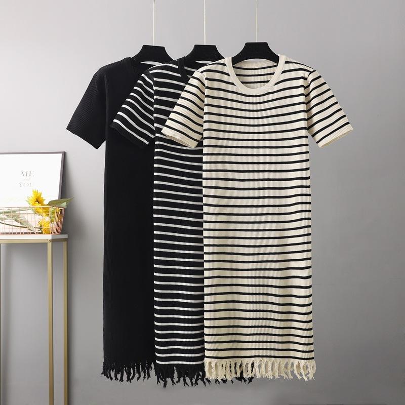 

Женское трикотажное простое прямое платье с короткими рукавами и кисточками вокруг шеи в полоску