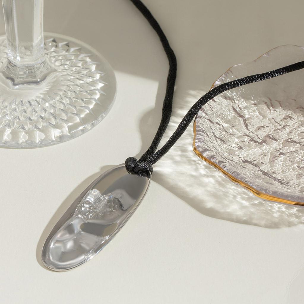 Snygg Geometrisk Hängsmycke Nyckelbenskedja Halsband med Justerbar Längd och Svart Snöre Unisex Halskedja för Vardagsbruk