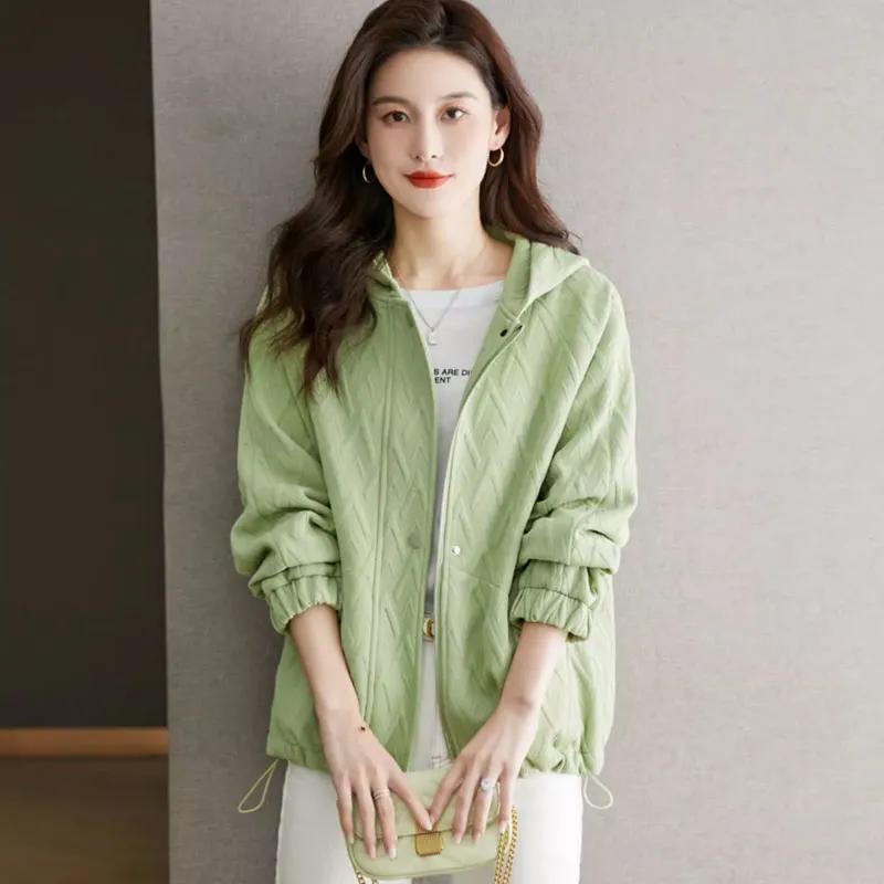 Schicke kurze Kapuzenjacke Damen der Saison Frühling Herbst Freizeitmantel Dünn Kleine Größe Mama Modejacke