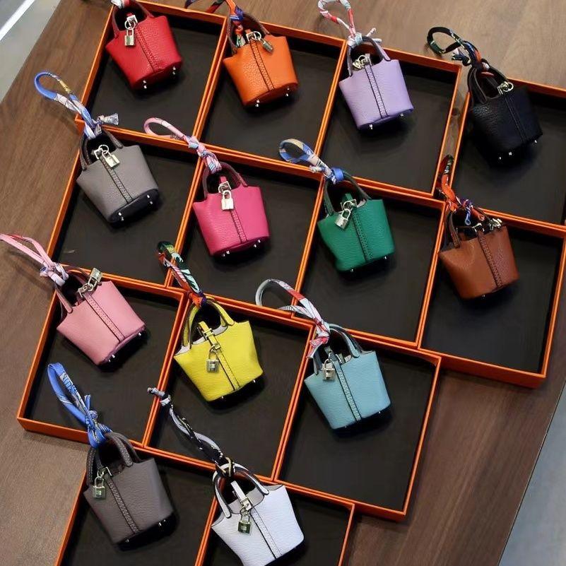 Mini vegetable basket bag pendant high-end leather car keychain earphone bag creative car pendant wholesale