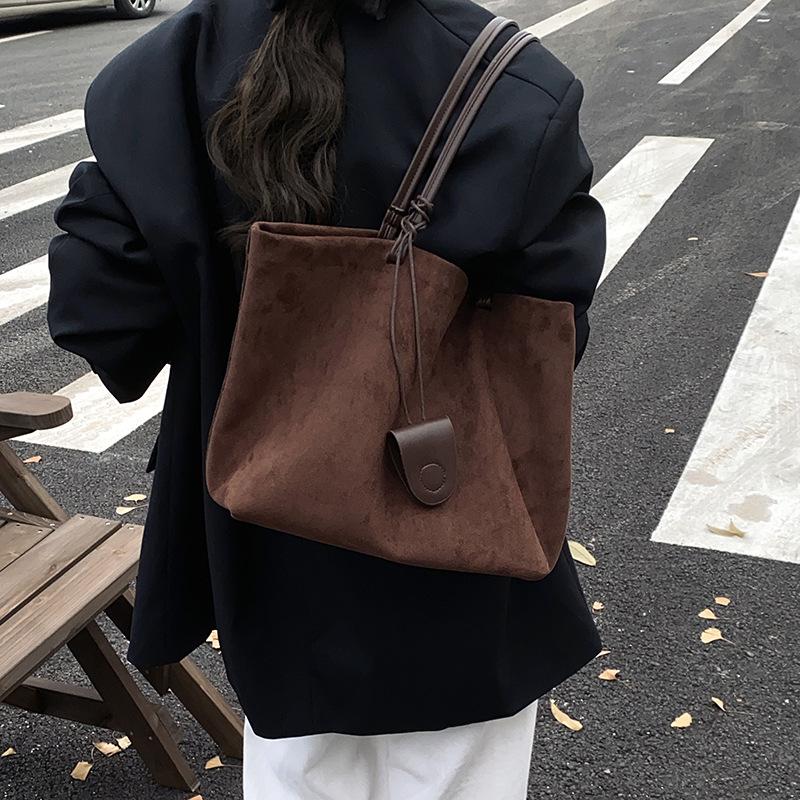 Frosted retro bag women's large capacity 2025 new autumn and winter versatile shoulder bag niche work commuter tote bag