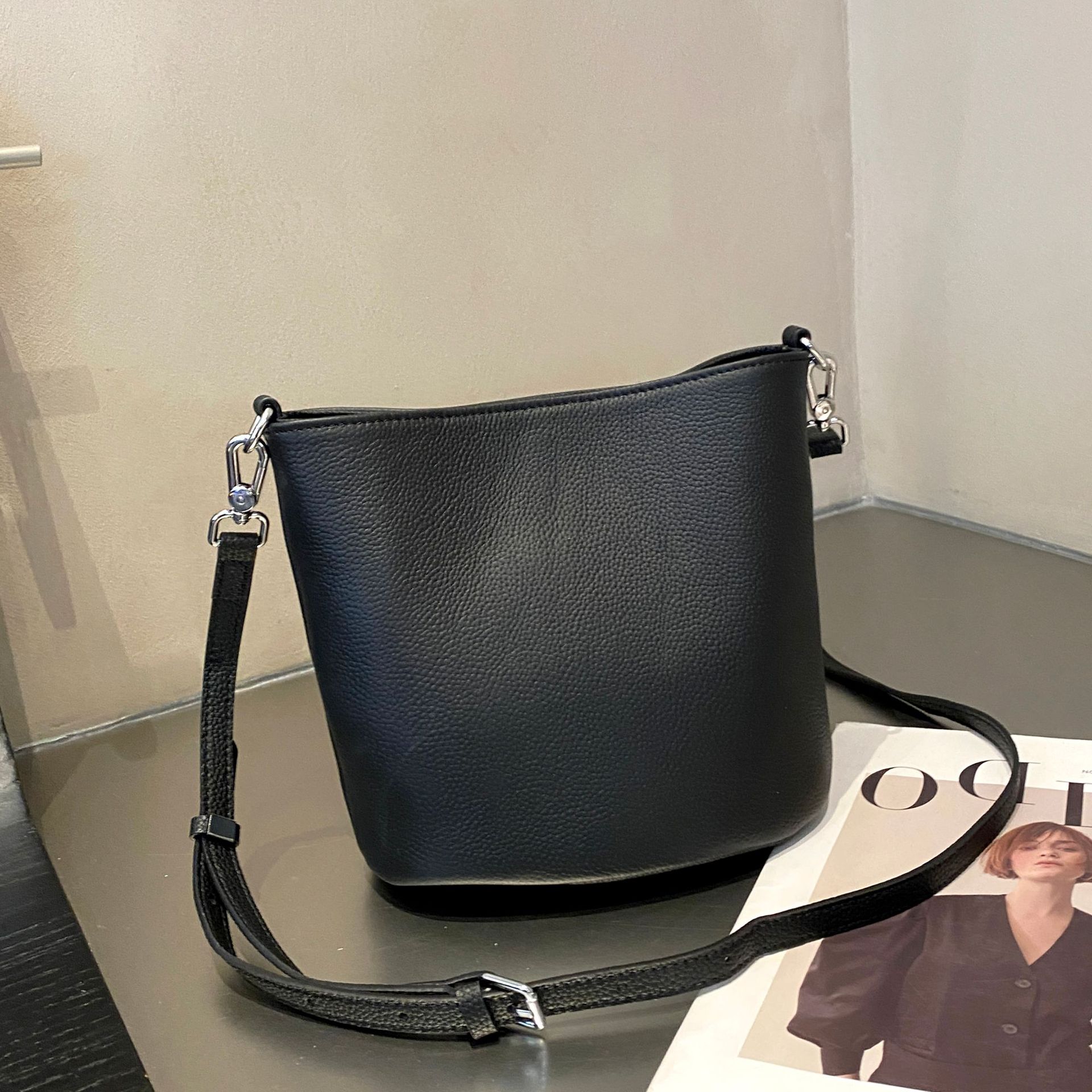 Женская Сумка-Ведро из Кожи Высшего Качества - Трансформируемая Маленькая Сумка-Кроссбоди и Просторная Сумка на Плечо чёрный