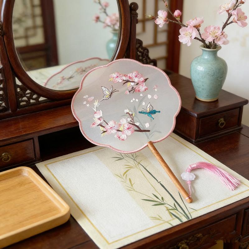 Stilvoller runder Seidenfächer Exquisite Blumenstickerei Paddel Traditionelle Chinesische Kunsthandwerk Hanfu Tanzparty Zubehör