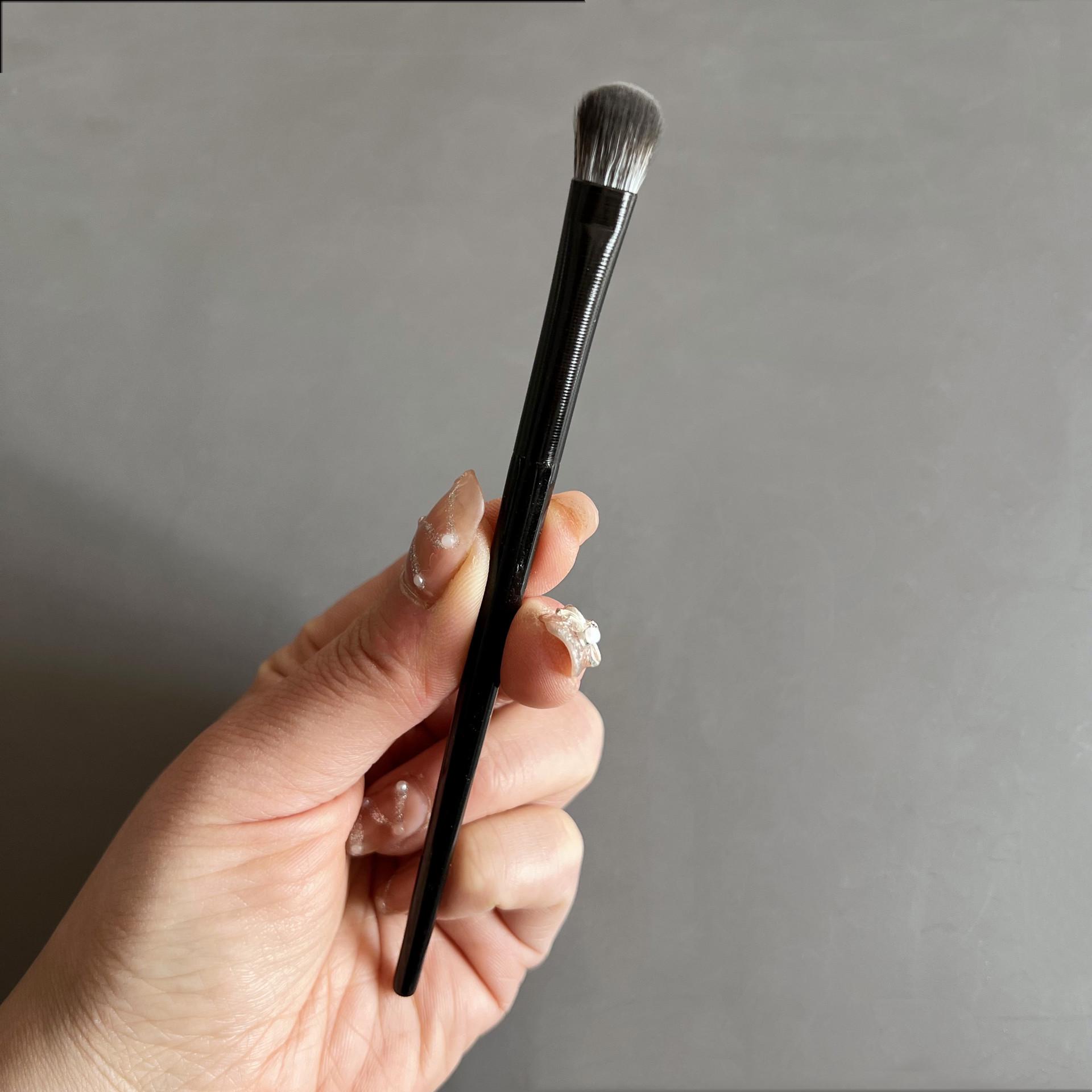 

Small Round Eyeshadow, Nose Contour, and Highlighting Brush Set with Slanted Contour Brush