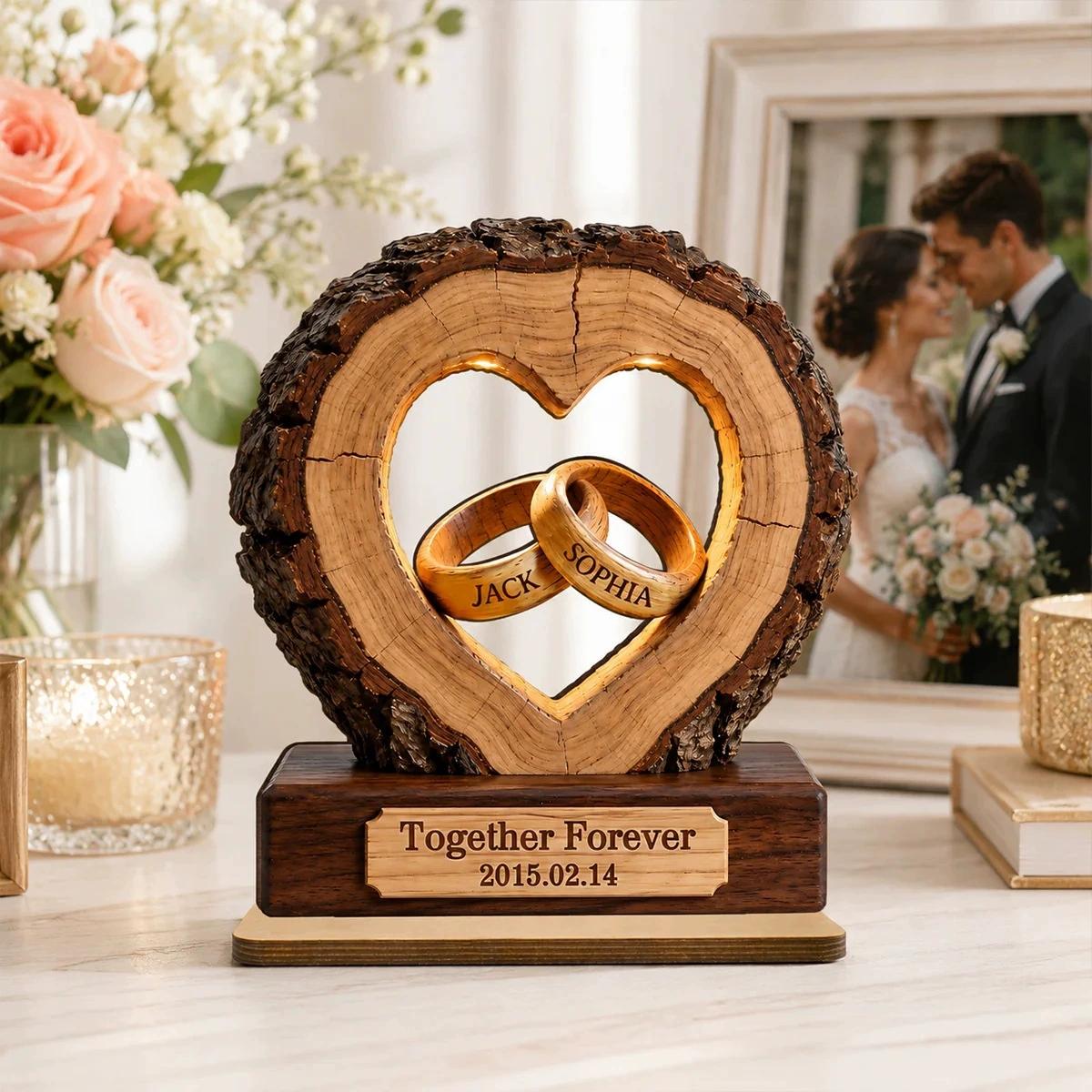 Gepersonaliseerde Houten Hart Ringhouder 2D Aangepast Gegraveerde Namen Datum Huwelijksverjaardag voor Koppels Romantisch Bureau Ornament 5.5 inches
