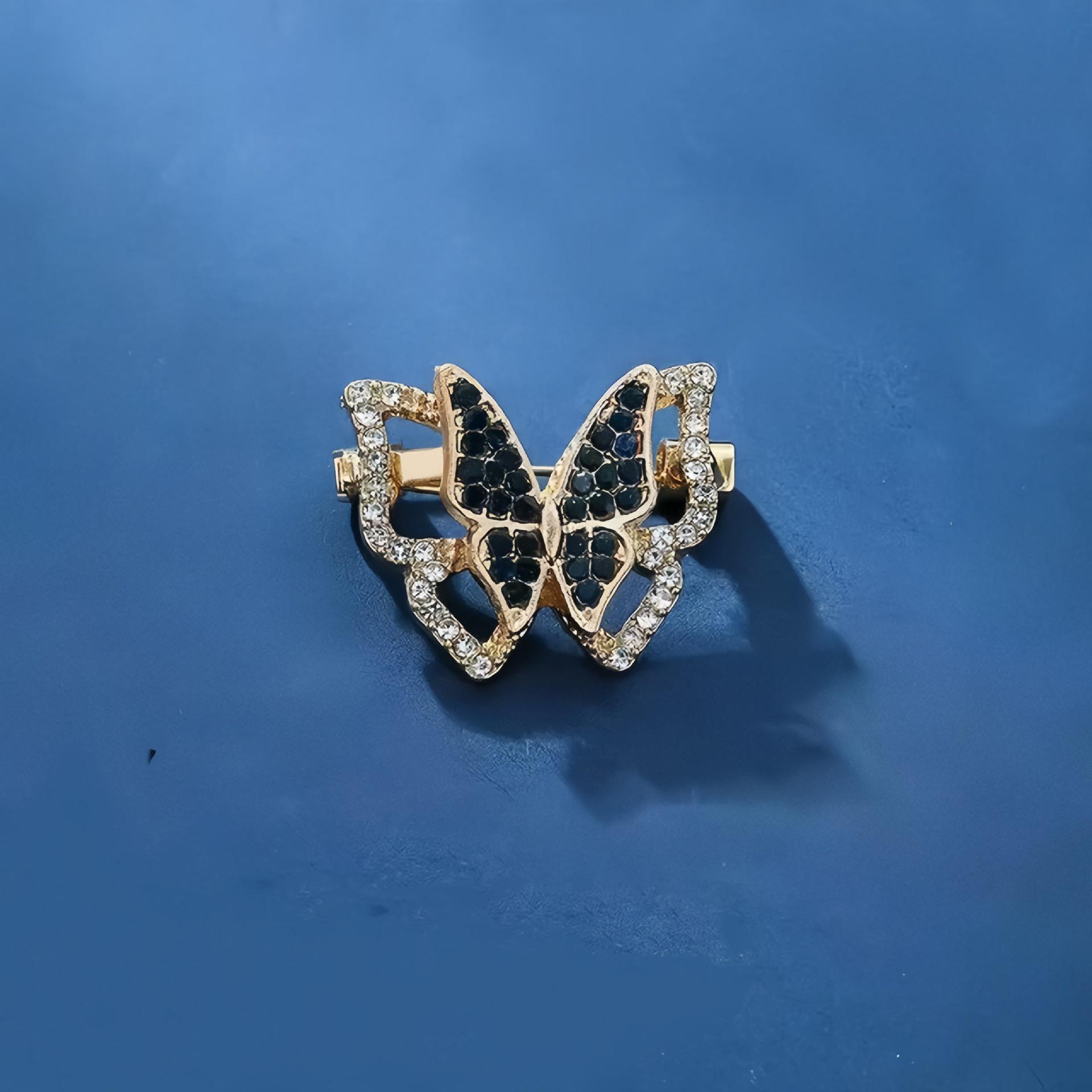 

Elegant Bamboo Leaf Brooch: Versatile Luxury Pin for Evening Gowns and Everyday Wear золотий