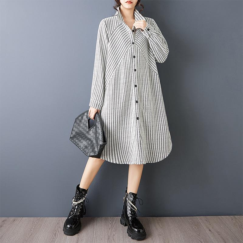 

Шикарное полосатое вязаное платье средней длины с воротником-стойкой Plus Size