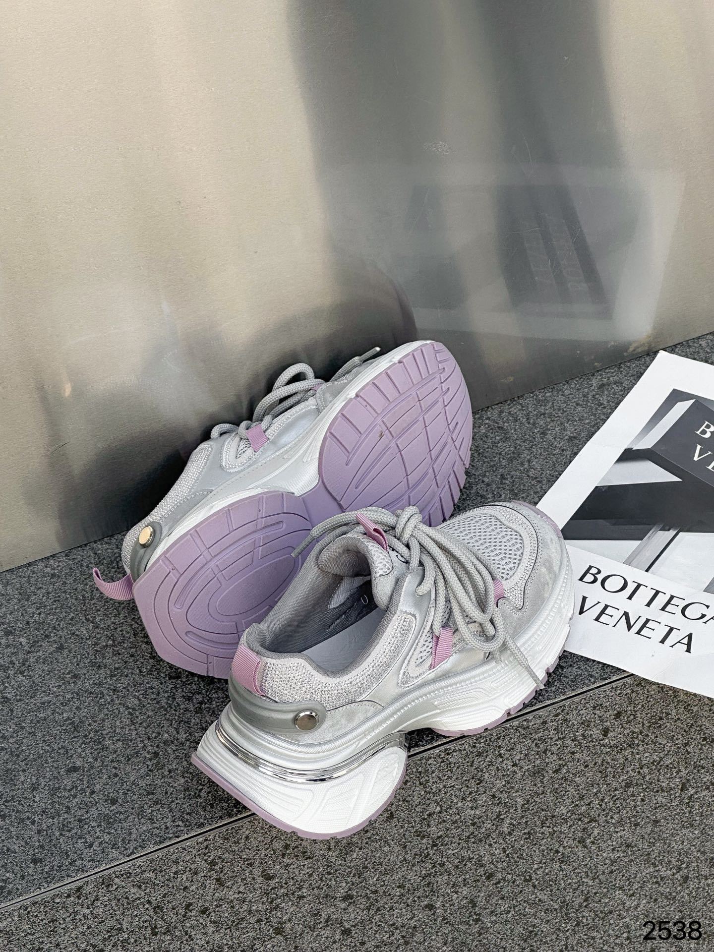 

белые кроссовки на толстой подошве со стразами женские 2025 весна и осень новые маленькие тонкие сетчатые дышащие повседневные кроссовки 35