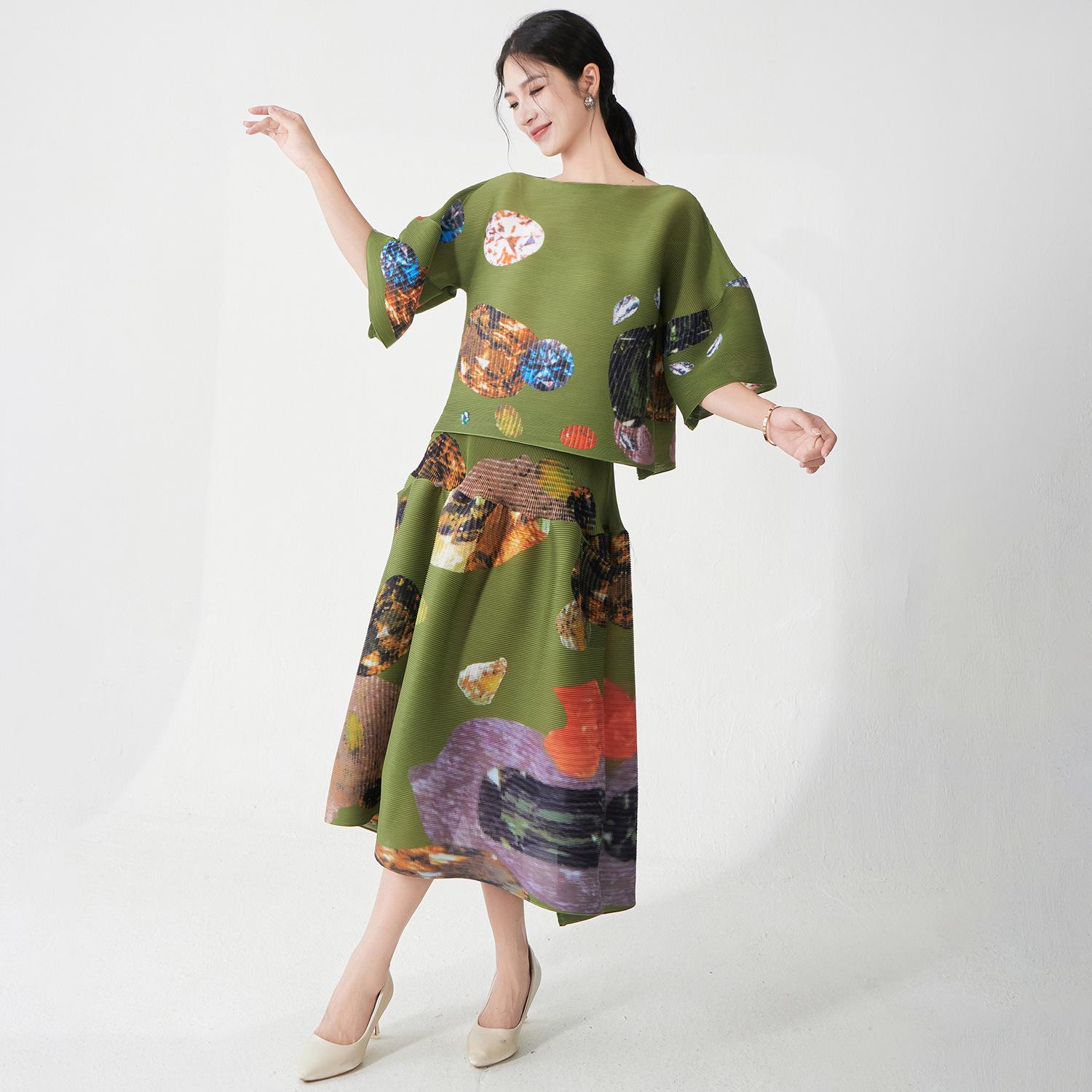 

Элегантный плиссированный женский костюм-двойка: Комбинация топа премиум-класса с принтом и миди-юбки Top Only зелёный