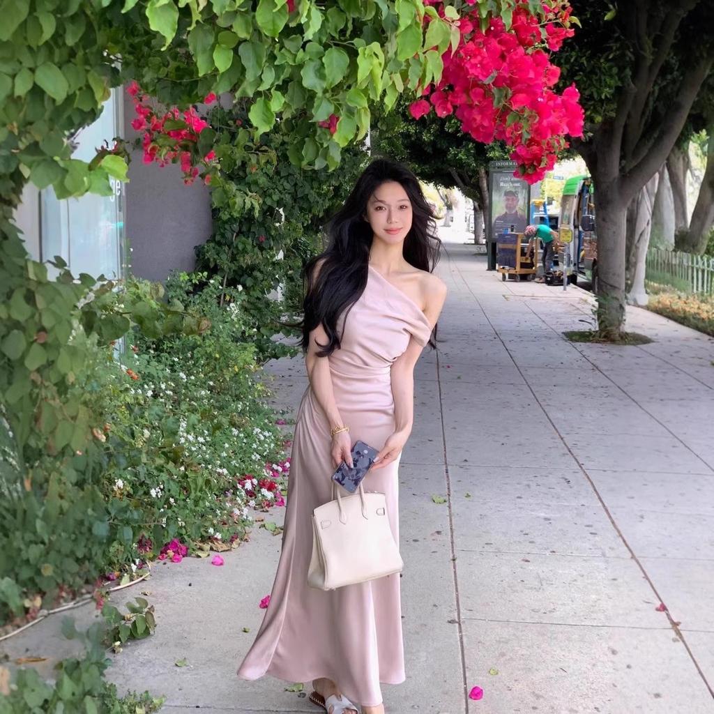 French Swan Neck One-Shoulder Summer Dress: Pleated, Waist-Cinching, Hip-Hugging Style for a Chic Look