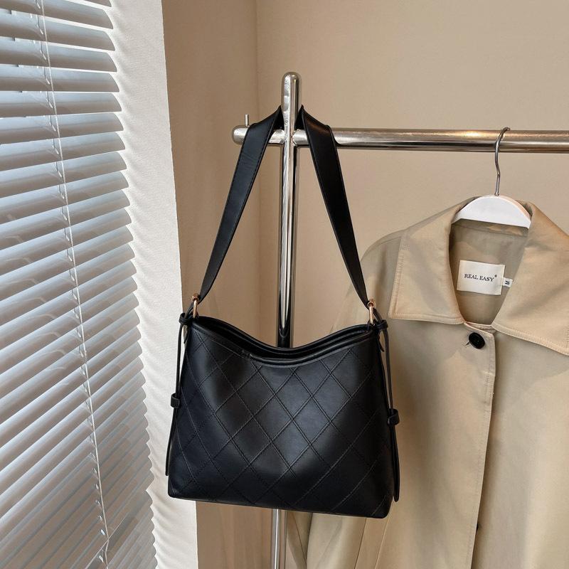 

Маленькая сумка ромбовидной формы, женская сумка 2025 лето, новая трендовая корейская версия, универсальная наплечная сумка-ведро, модная сумка-мессенджер от интернет-знаменитости 28*11*22 чёрный