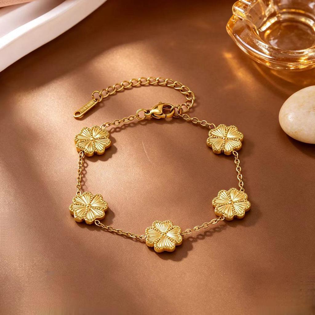 Elegant Gold-Tone Titanium Four-Leaf Clover Bracelet Set - Luxurious and Versatile Fashion Jewelry